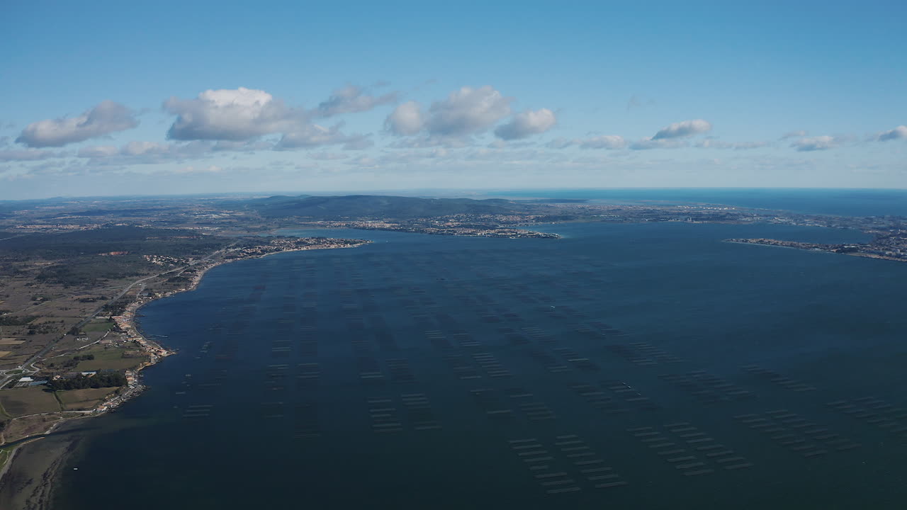 Bacino di Thau, Bouzigues, Sète, Balaruc-les-Bains da una veduta aerea panoramica