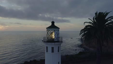 video aereo del atardecer del famoso faro de point vicente