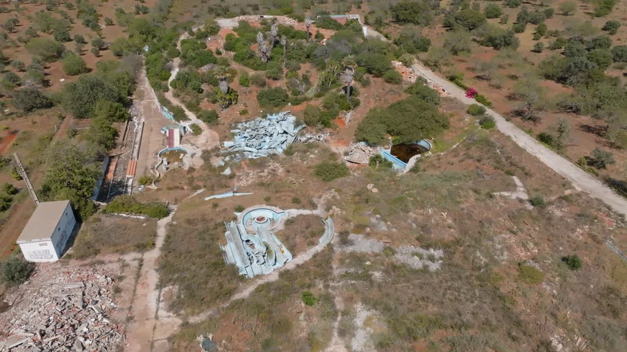 parque acuático decrépito en el algarve, portugal, vista aérea de gran ángulo