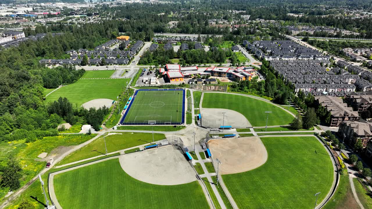 캐나다 브리티시 주 랭리 에 있는 요크슨 커뮤니티 파크 와 요크슨 크리크 중학교 의 공중 전망