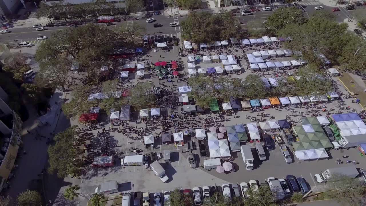 video de drones aéreos de 4k de compradores en el mercado de agricultores en el centro de st
