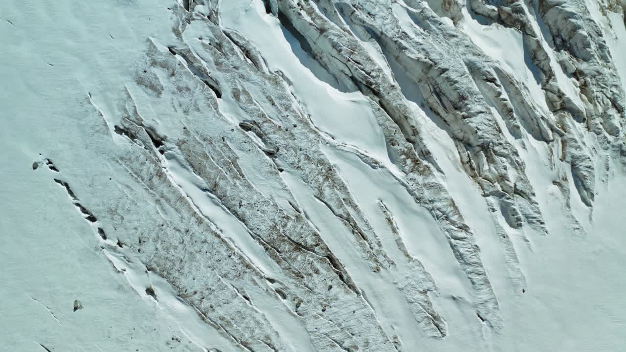 빛나는 빙하, 눈 인 조형물, 구과 균열 위에서 끔찍한 상공 비행