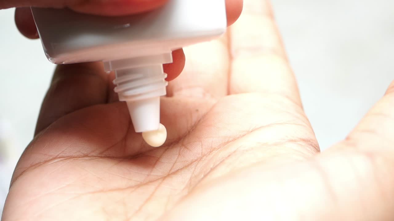 la aplicación de crema para el cuidado de la piel en la mano
