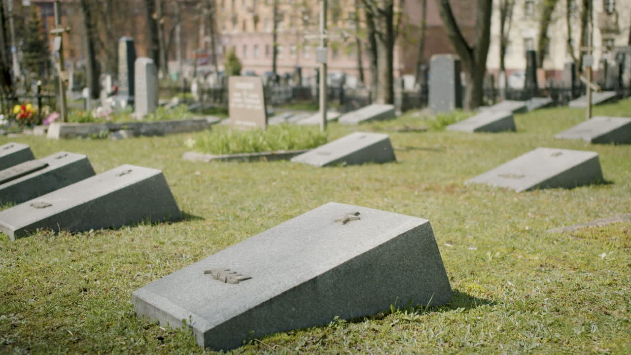 cementerio con lápidas en una zona urbana en un día soleado