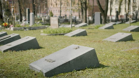 cementerio con lápidas en una zona urbana en un día soleado