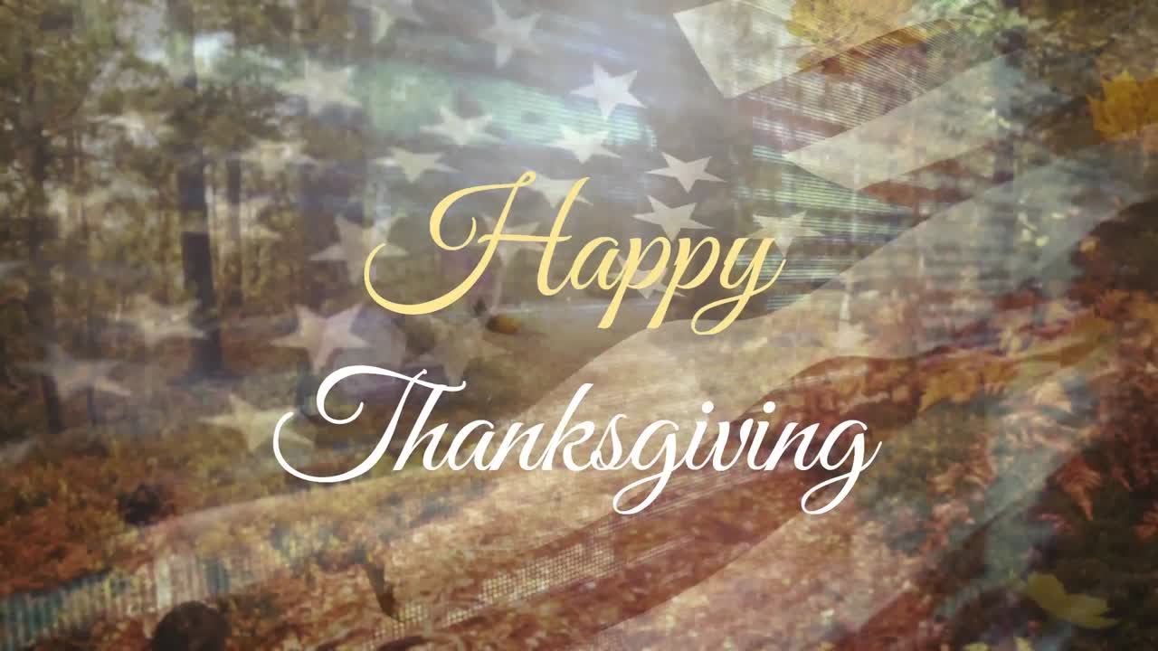 Animazione di un banner di testo "Happy Thanksgiving" su sfondo di bandiera USA sventolante e parco forestale.