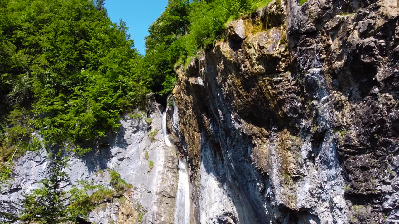 Ripresa aerea inclinata della cascata Berglistüber nelle Alpi svizzere in Svizzera.