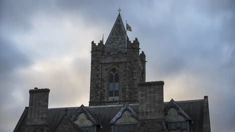 Zeitraffer-Des-Historischen-Dublin-Castle-Tower-An-Einem-Bewölkten-Tag-Mit-Dramatischen-Wolken-Im-Stadtzentrum-Von-Dublin-In-Irland