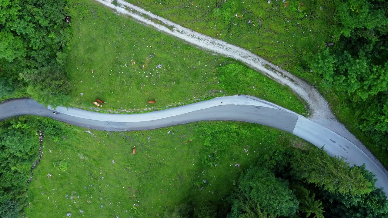 un motociclista subiendo un camino empinado en los alpes austriacos