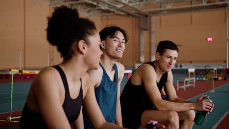 jóvenes relajándose en el gimnasio