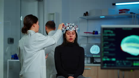 mujer enferma visitando un laboratorio de investigación neurológica profesional