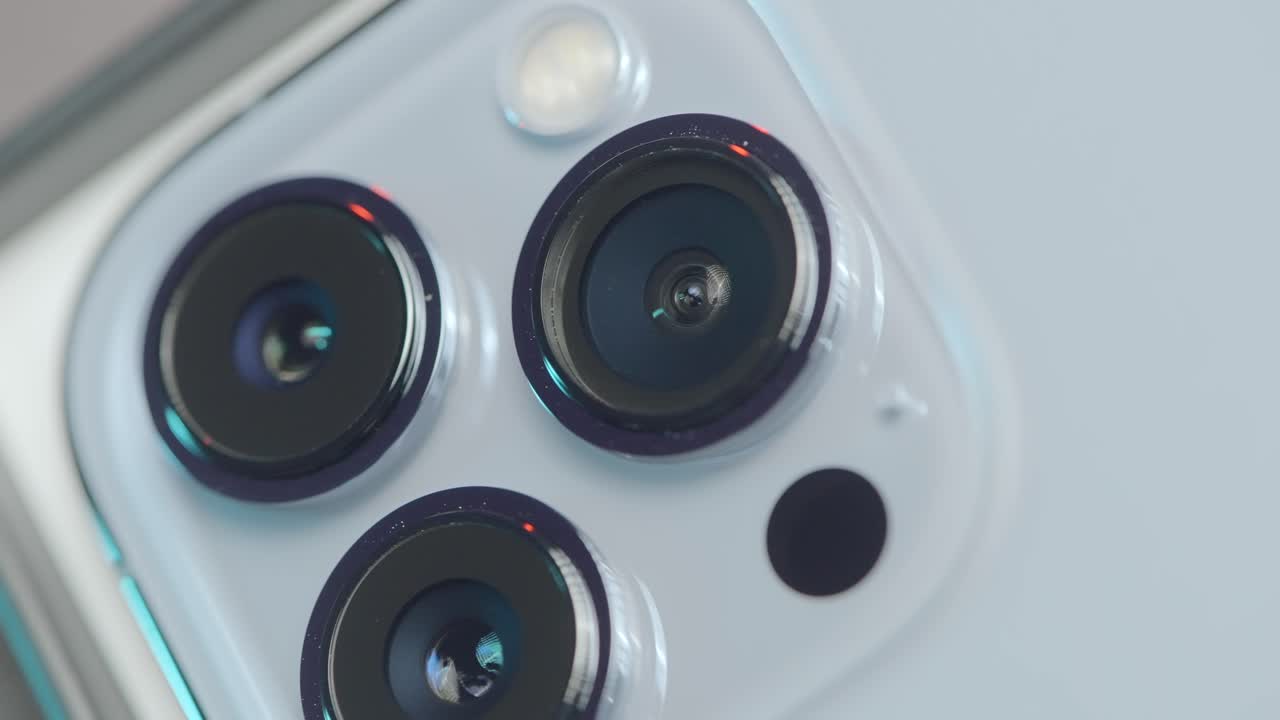 primer plano de una lente de una cámara de teléfono inteligente
