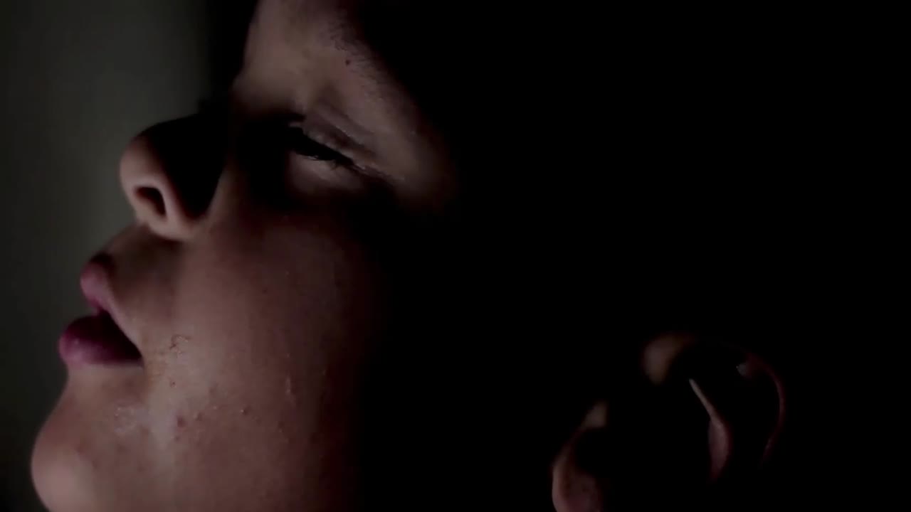 niño rezando a dios metrajes