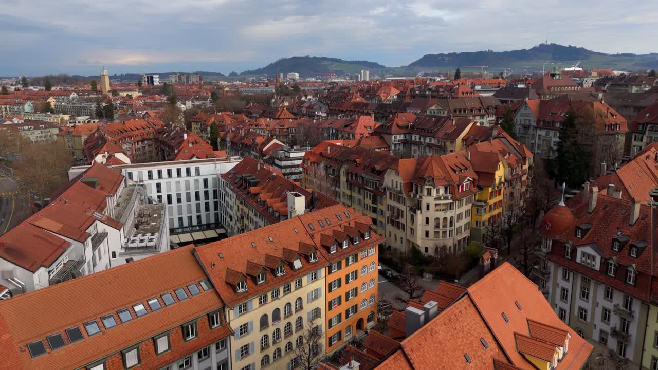 Tetti di tegole rosse di case residenziali nelle strade della città di Berna, Svizzera