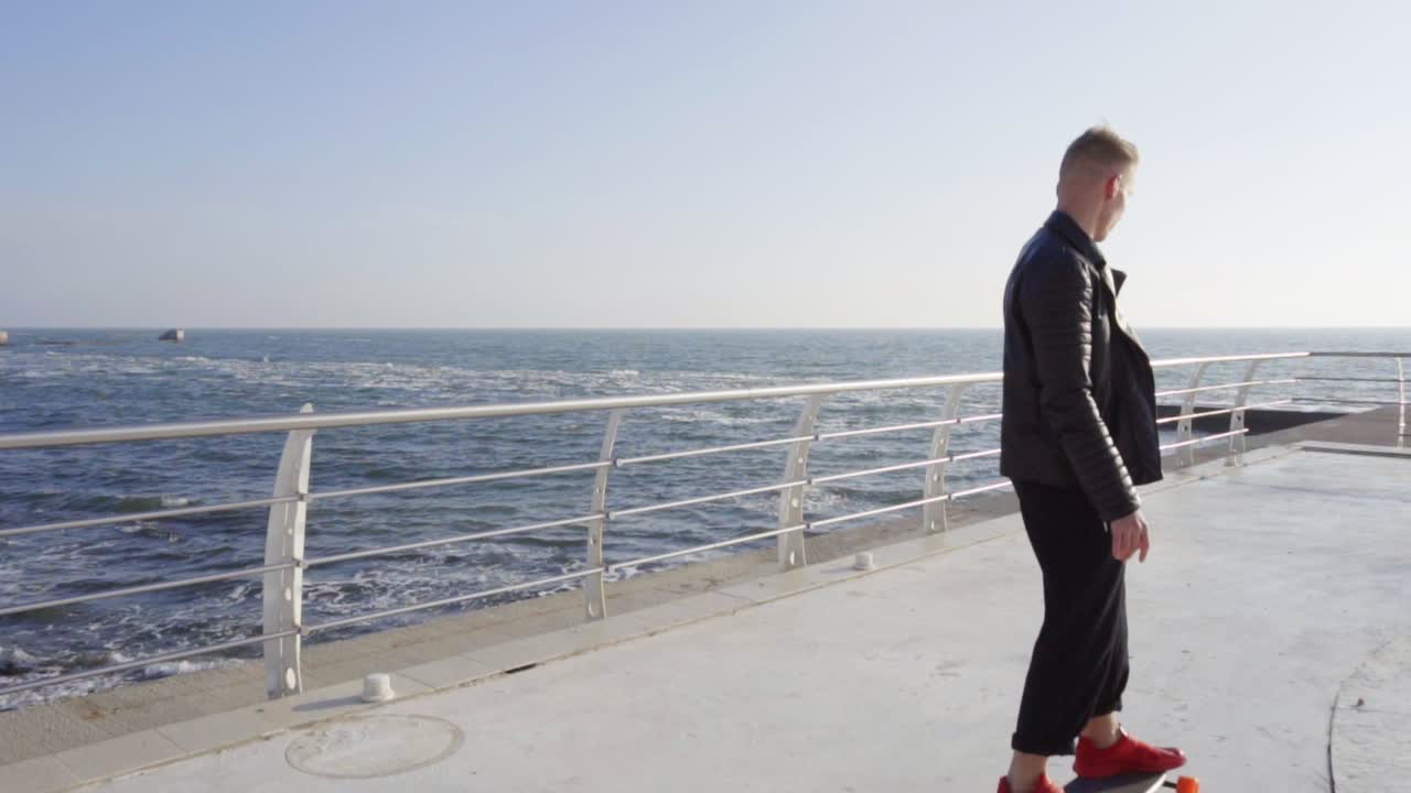 젊은 남자가 롱보드로 바다를 타고 있습니다.