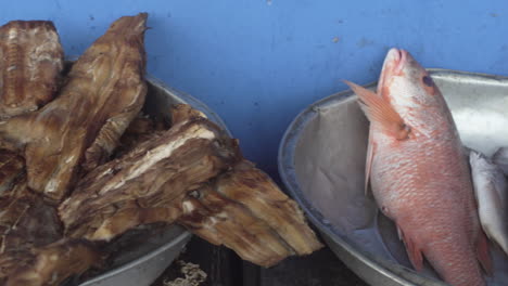 primer plano y panorámica a la derecha de tiburón frito y pargo rojo en el mercado de pescado callejero de buenaventura