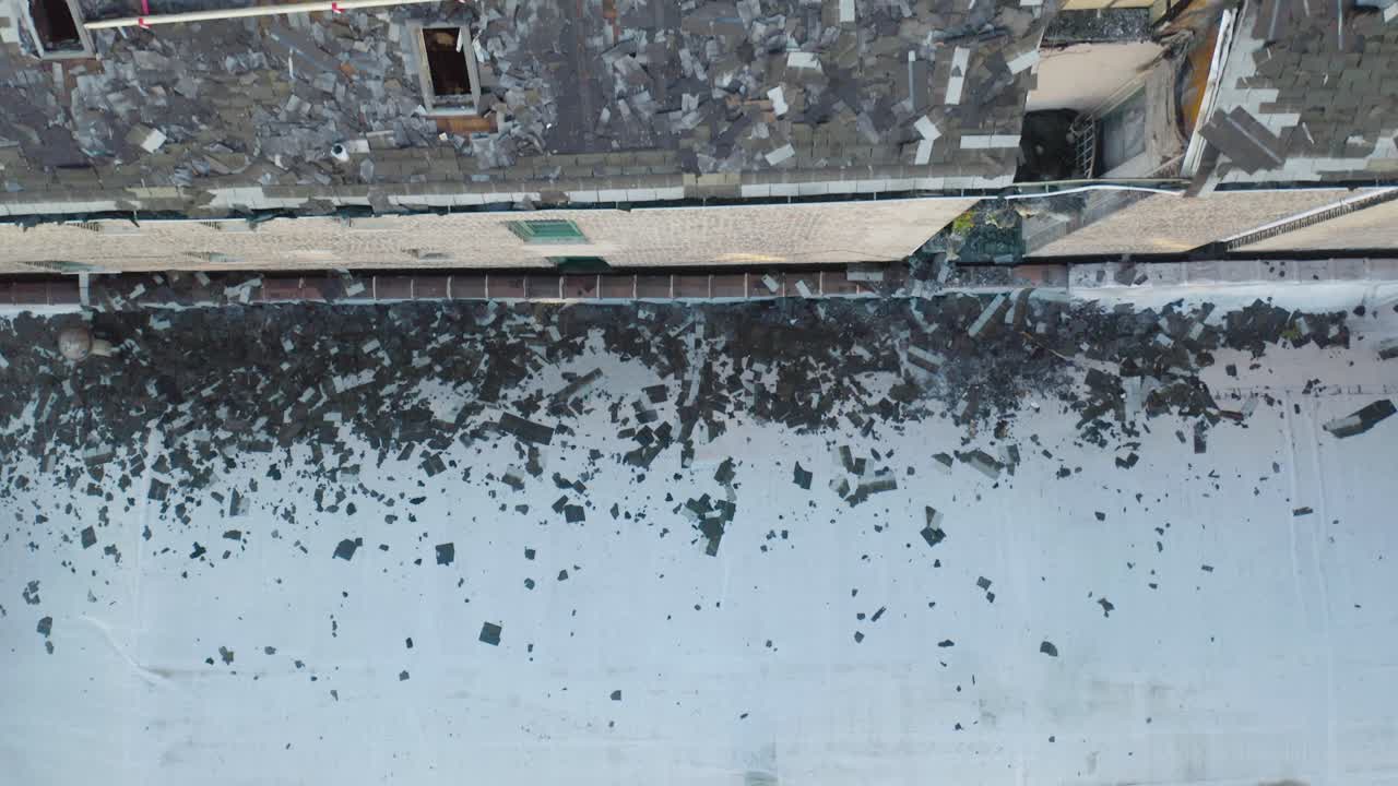 Pemandangan udara drone di atas struktur atap yang rusak dari rumah yang terbakar habis