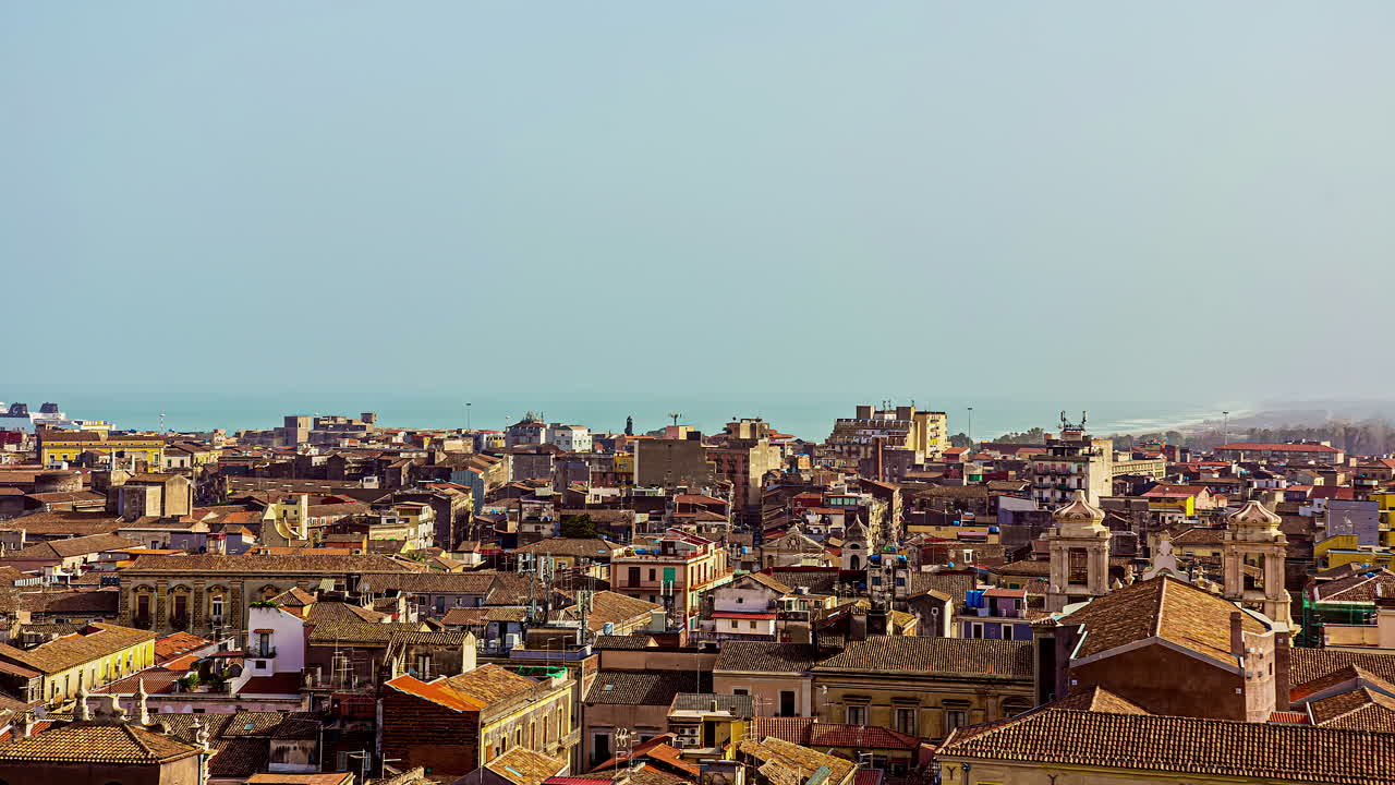 una vista del paisaje urbano medieval en palermo, isla de sicilia, italia