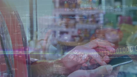 animación del procesamiento de datos financieros sobre un empresario caucásico que usa un teléfono inteligente