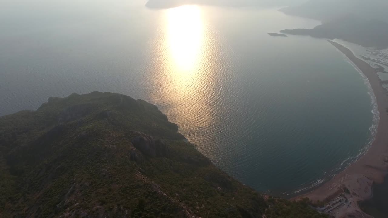 puesta de sol sobre el mar