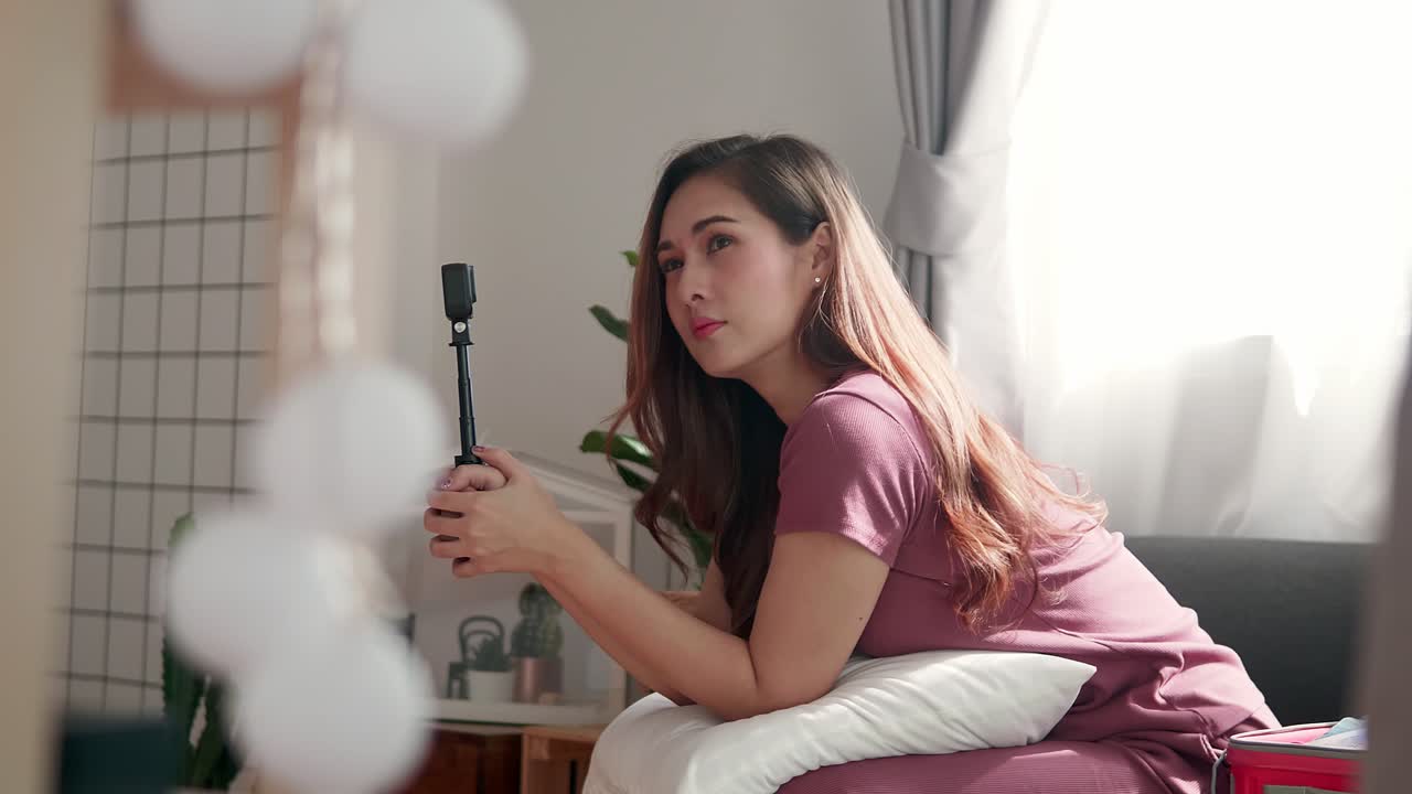 blogger de turismo grabando video selfie hablando con la audiencia para un viaje de viaje