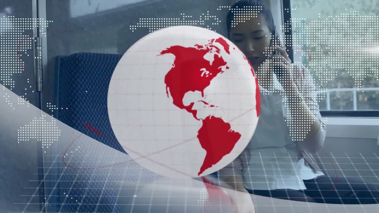 animación de globo rojo y blanco y mapa, sobre una mujer de negocios en el tren hablando en un teléfono inteligente