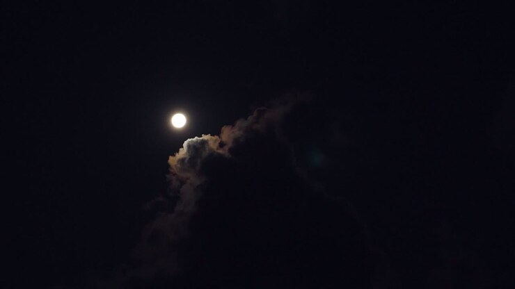 luna llena detrás de las nubes oscuras