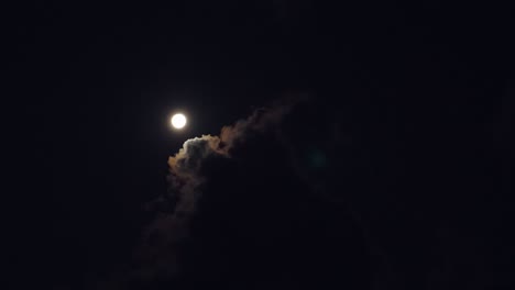 luna llena detrás de las nubes oscuras