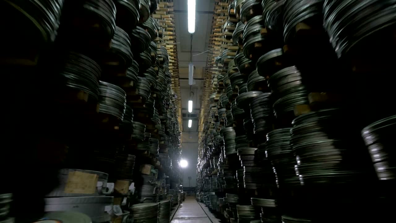 una gran colección de bobinas de película.
