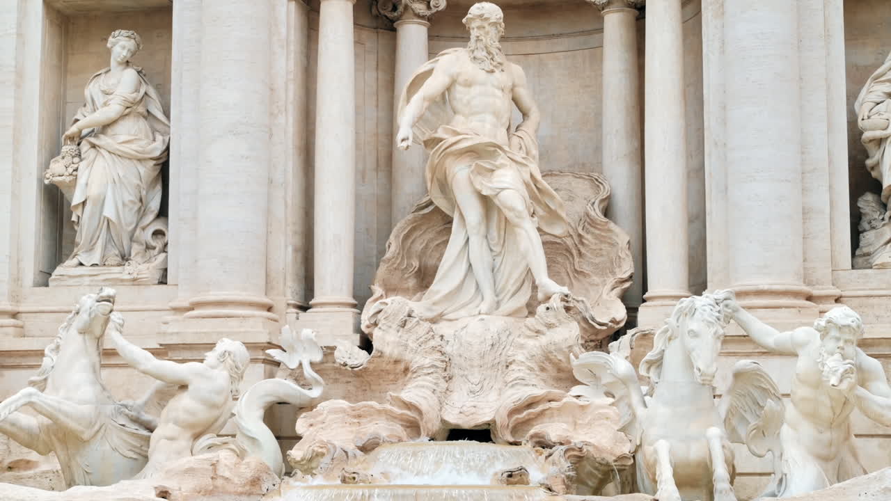 Fontana di Trevi situata nel centro di Roma, Italia. Sculture, facciata dell'edificio