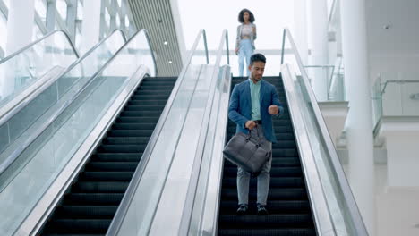 control de tiempo, hombre de negocios y en la escalera mecánica en el trabajo