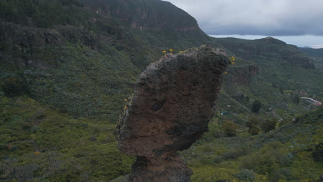 fantastica toma aerea en orbita del roque de la vela en la isla de gran canaria, en la ciudad de valsequillo