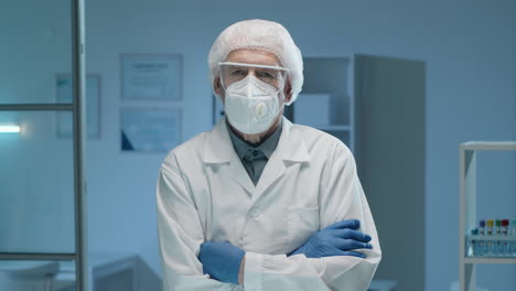 Älterer-Männlicher-Wissenschaftler-In-Schutzuniform-Posiert-Im-Labor