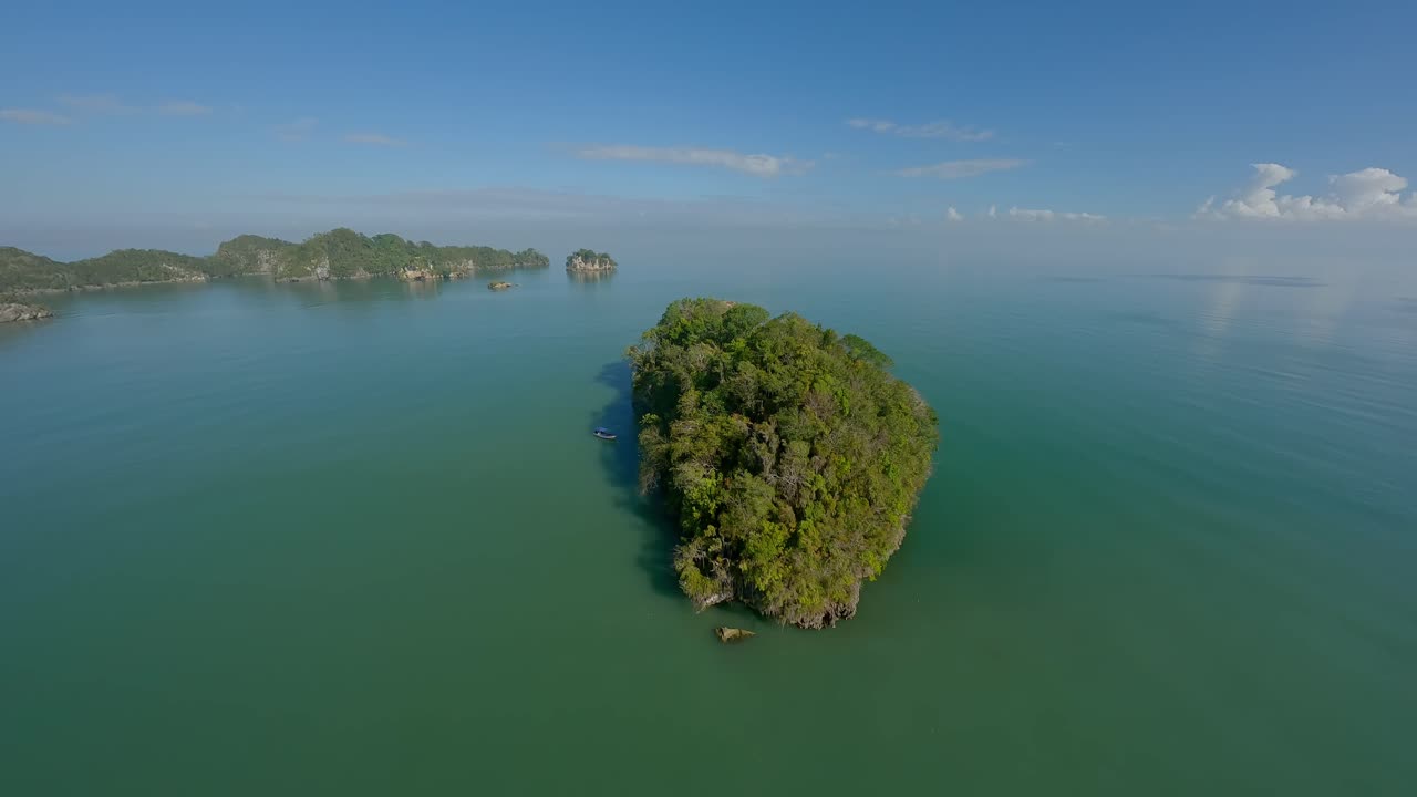 vuelo de drones fpv sobre islas verdes durante un día soleado en el parque nacional los haitises con agua de bahía tropical