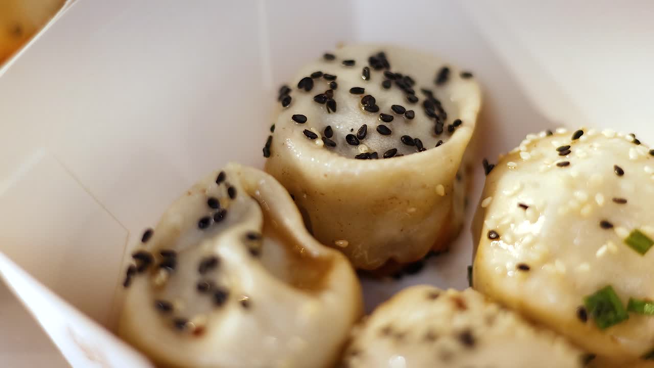 deliciosos panes con semillas de sésamo en una caja