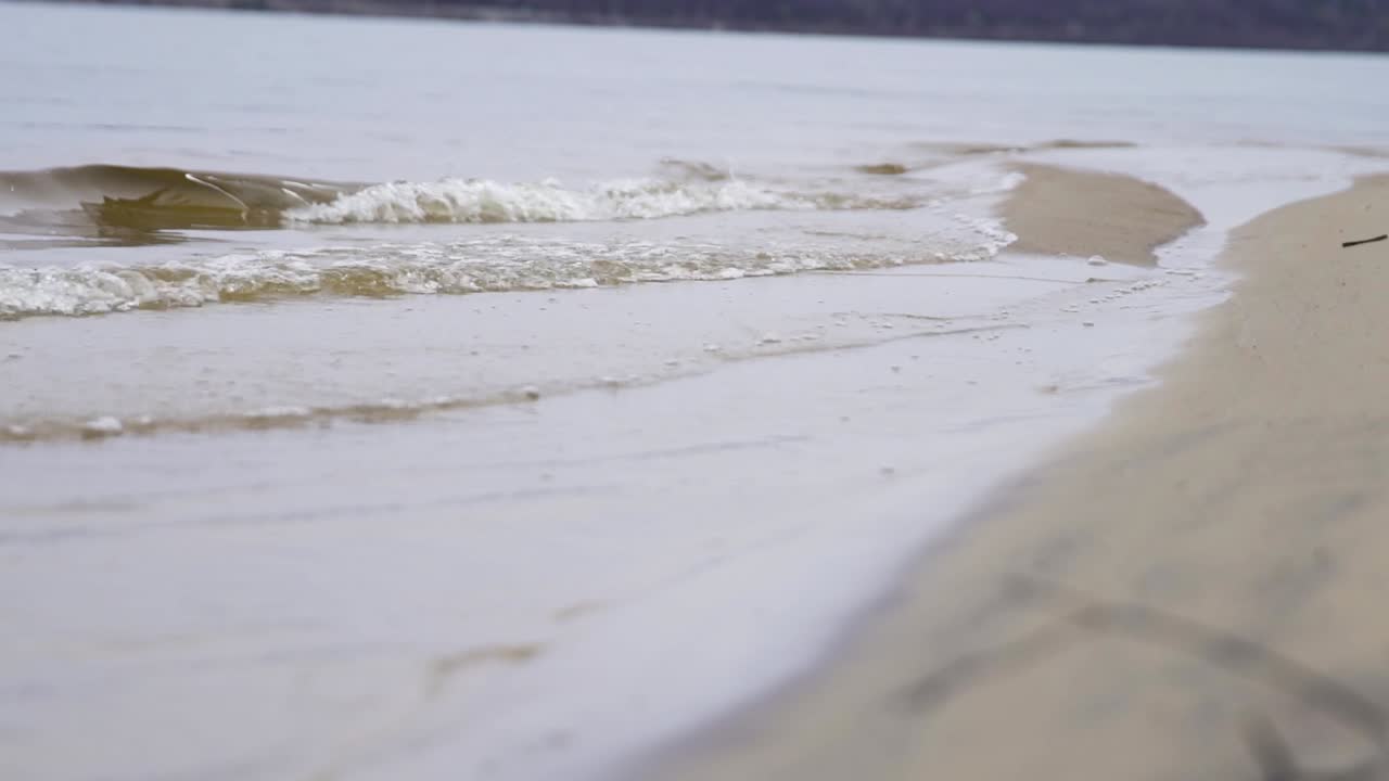 강 이나 호수 연안 의 파도