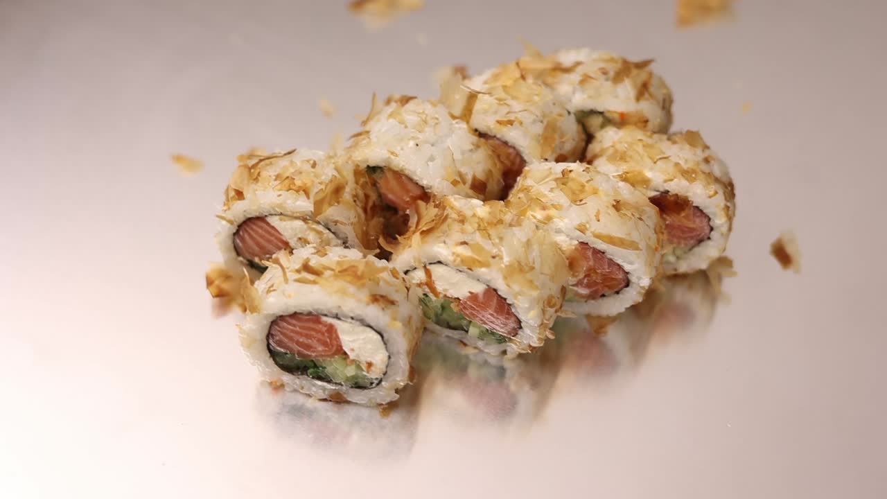 Rollos de sushi de salmón