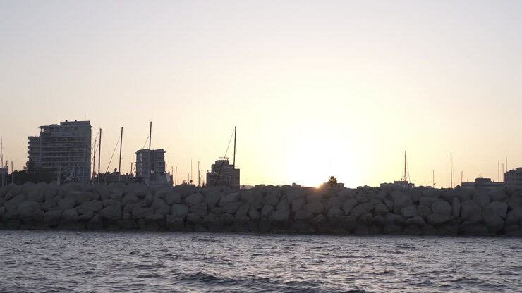 Vista paesaggistica da una barca, tramonto a Larnaca Cipro