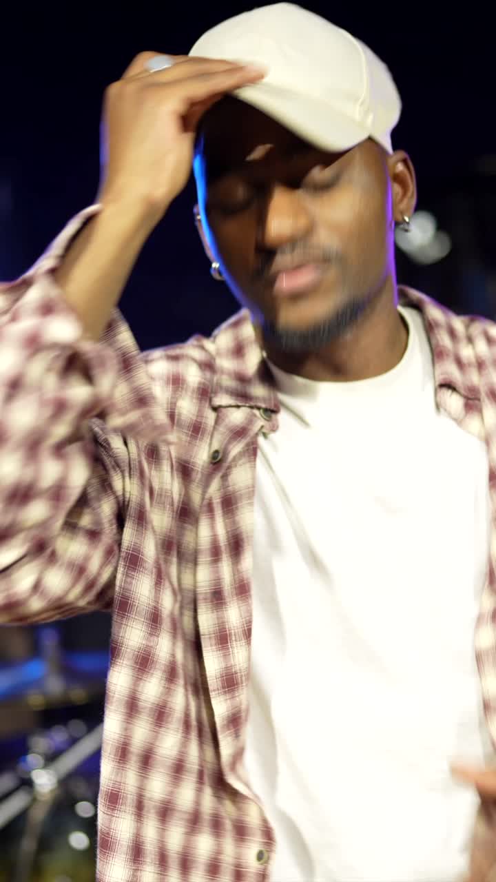 Uomo con camicia a quadri e berretto