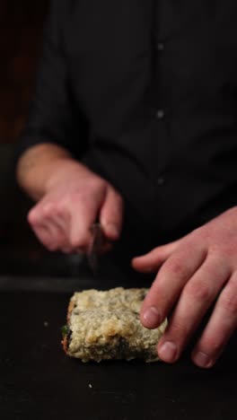 el chef preparando un rollo de sushi