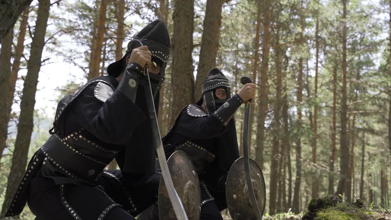 dos guerreros en la jungla.