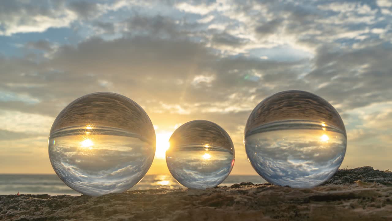 nublado moviéndose en el atardecer amarillo dentro de bolas de cristal.