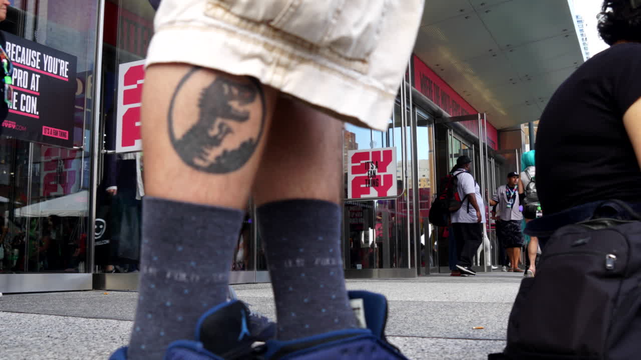 Time Lapse, people entering and exiting glass doors to ComicCon exhibition
