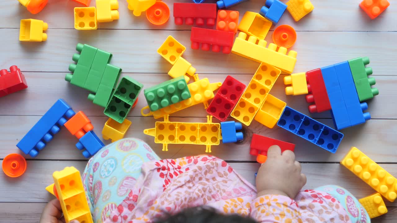 niño pequeño jugando con bloques de construcción coloridos