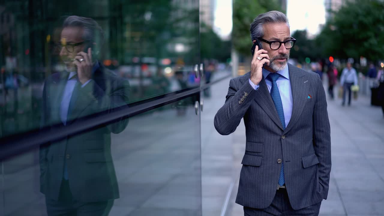 hombre confiado abogado exitoso llamando por teléfono celular