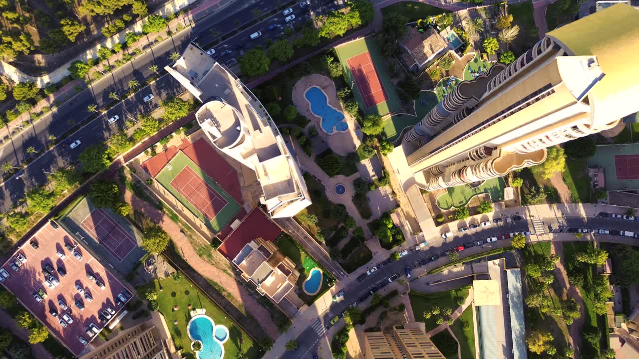 스페인 남부의 드론 관점에서 베니도름 도시 풍경과 해양 풍경의 항공 사진