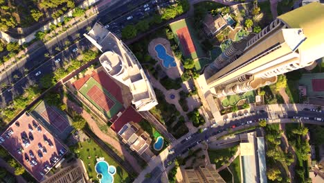 vista aérea del paisaje urbano y marino de benidorm desde una perspectiva de dron en el sur de españa