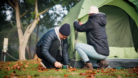 Pareja,-Campamento-Y-Preparación-De-Una-Tienda-De-Campaña-Al-Aire-Libre