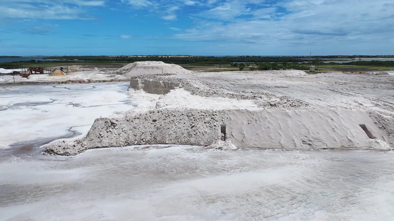 Vista de dron de un montón de sal marina extraída del mar. Salinas, una fábrica de sal en el noreste de Brasil.