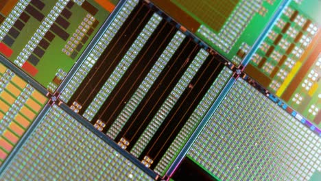 en electrónica, una oblea también llamada rebanada o sustrato es una fina rebanada de semiconductor, un silicio cristalino, utilizado para la fabricación de circuitos integrados